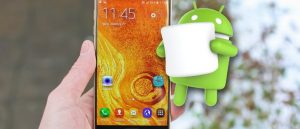 Samsung Galaxy smartphone και η μασκότ του Android Marshmallow.