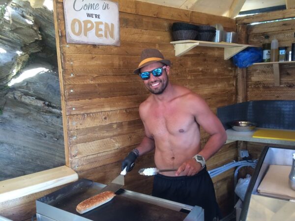 O Σάββας Πούμπουρας άνοιξε Beach Bar στην Άνδρο!
