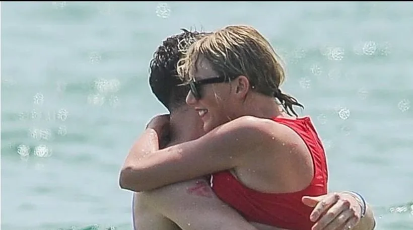 Η Taylor Swift αγκαλιά με τον Tom Hiddleston στη θάλασσα.