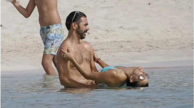 Η Eva Longoria και ο José Bastón στη θάλασσα.