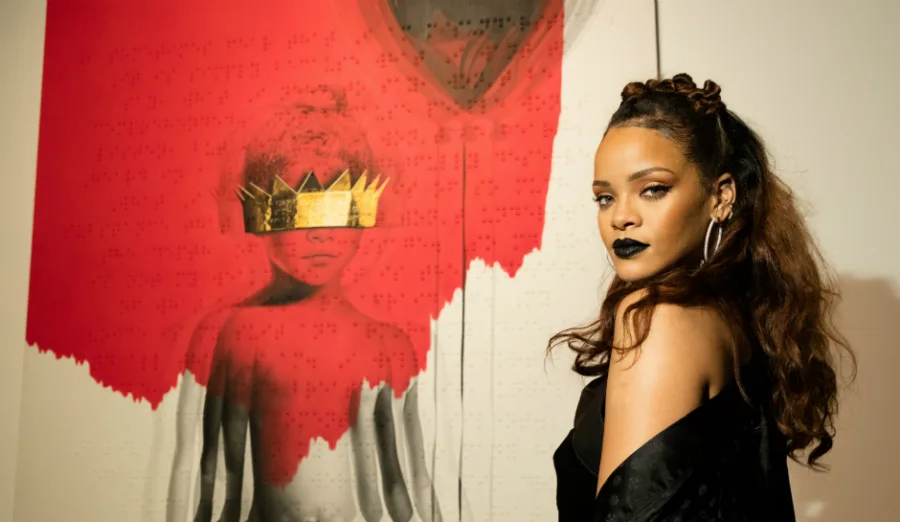 Η Rihanna ποζάρει δίπλα στο εξώφυλλο του άλμπουμ της Anti.