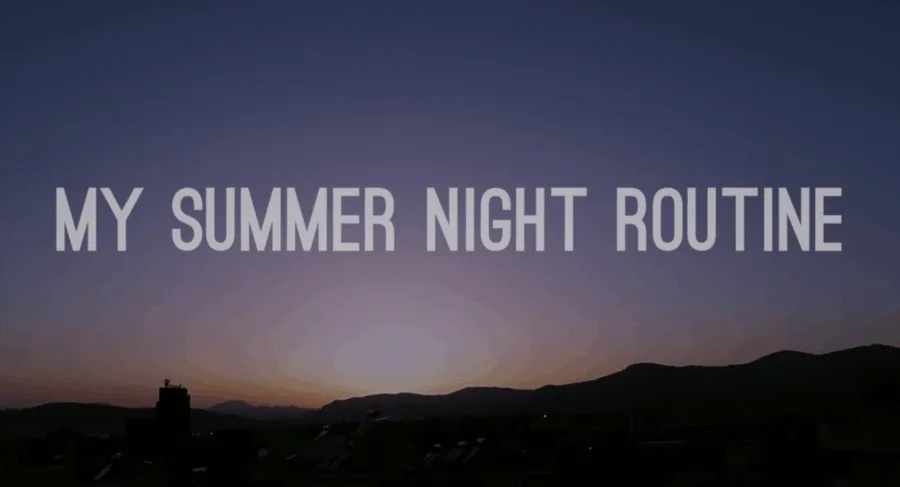 Τίτλος My Summer Night Routine σε φόντο ηλιοβασιλέματος πάνω από βουνά.