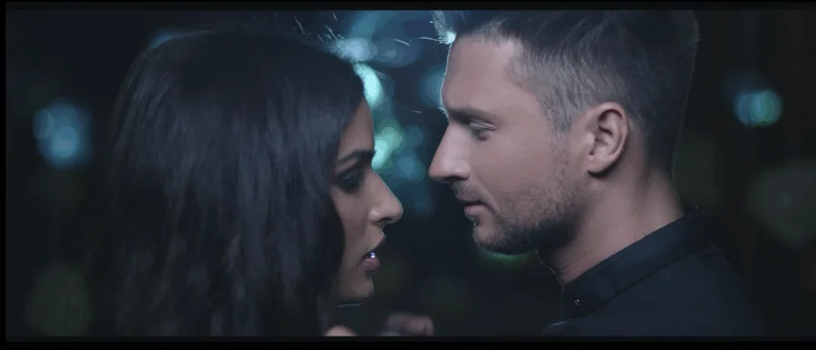 Η Τόνια Σωτηροπούλου και ο Sergey Lazarev σε κοντινό πλάνο από video clip.