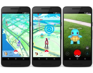 Τρία smartphones που δείχνουν το περιβάλλον του παιχνιδιού Pokemon Go.