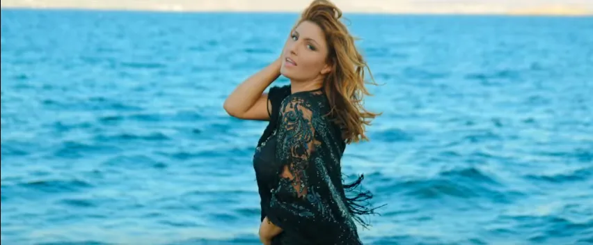 Η Έλενα Παπαρίζου σε παραλία από το βίντεο κλιπ Fiesta.
