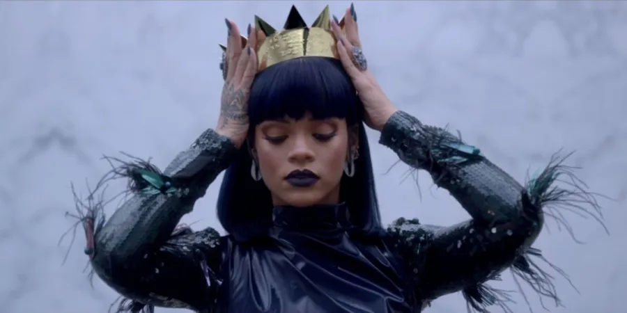 Η Rihanna με χρυσό στέμμα και μαύρο φόρεμα