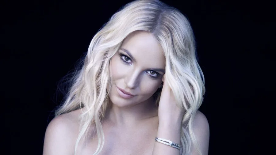 Κοντινό πορτρέτο της Britney Spears σε μαύρο φόντο