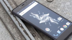 Smartphone OnePlus X σε μεταλλική επιφάνεια