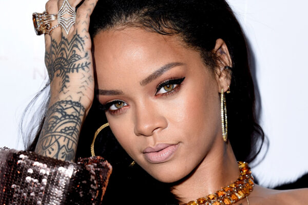 Πέταξαν ένα σουτιέν στην Rihanna και η αντίδραση της ήταν καταπληκτική. Δείτε το βίντεο!