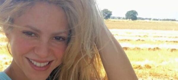 Η Shakira προσπαθεί να βγάλει σέλφι και την κοροϊδεύουν!