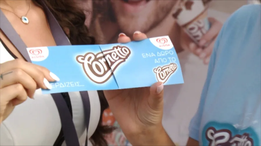 Δύο άτομα κρατούν μια διαφημιστική κάρτα Cornetto.