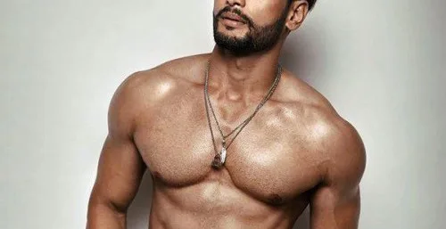 Ο Rohit Khandelwal, Mr World 2016, ποζάρει χωρίς μπλούζα.