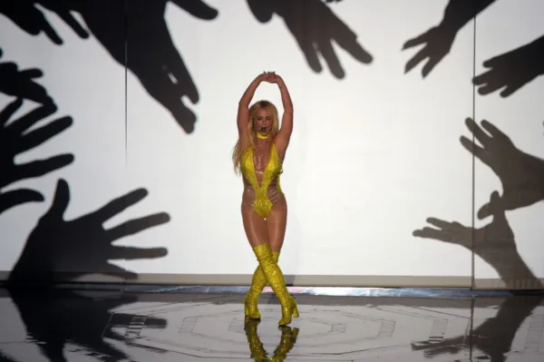 Η Britney Spears στη σκηνή των MTV Video Music Awards 2016.