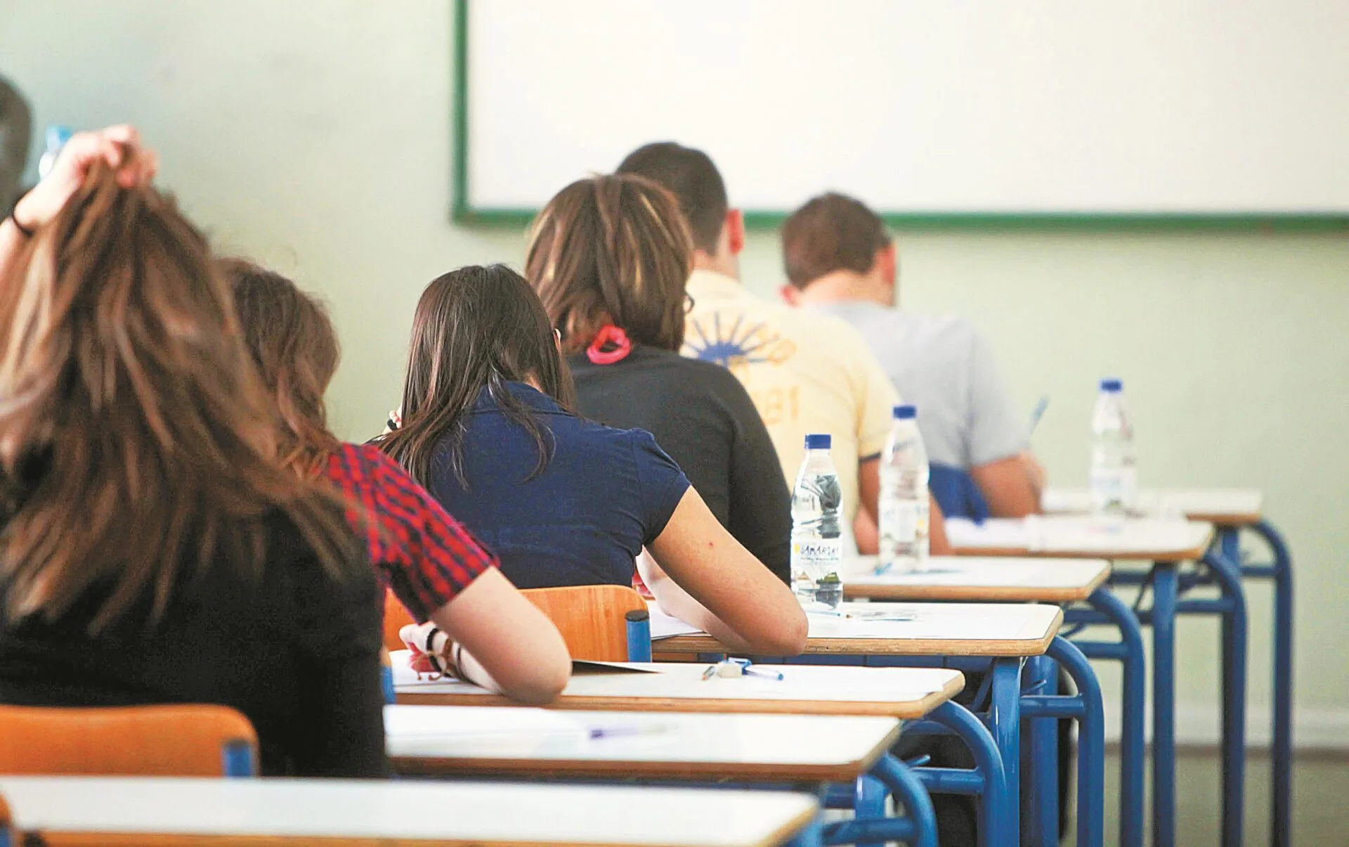 Μαθητές σε σχολική αίθουσα κατά τη διάρκεια εξετάσεων.