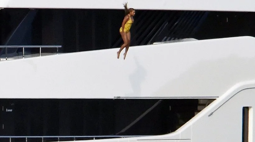 Η Beyoncé κάνει βουτιά από το κατάστρωμα πολυτελούς γιοτ.