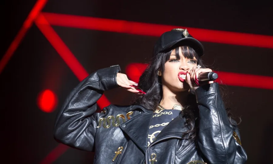 Η Rihanna στη σκηνή του V Festival με μαύρο δερμάτινο τζάκετ και καπέλο.