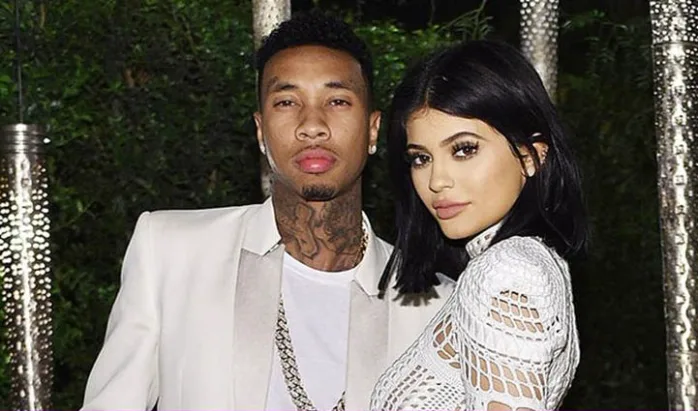 Ο Tyga και η Kylie Jenner ποζάρουν μαζί.