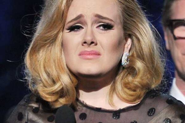 Adele: Ταλαιπωρημένη και άβαφη ζητά συγγνώμη από τους Fans της