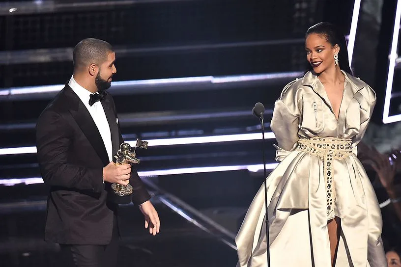 Ο Drake και η Rihanna στη σκηνή των MTV VMA 2016.