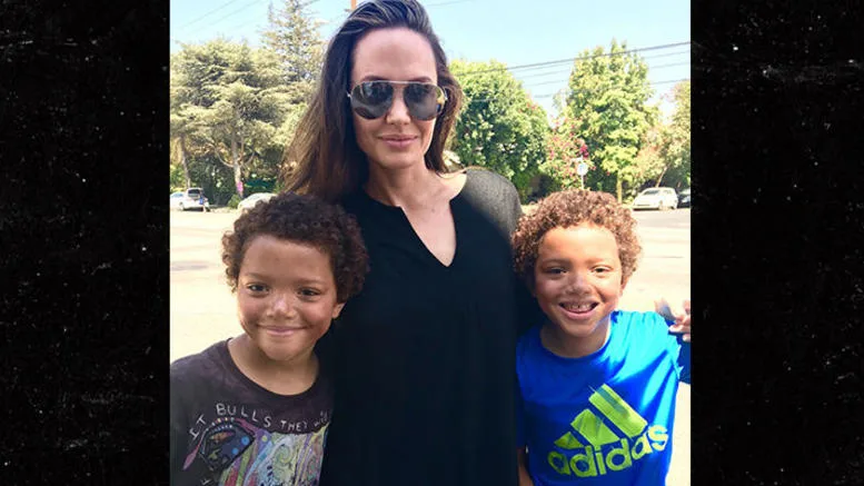 Η Angelina Jolie με δύο μικρά αγόρια σε εξωτερικό χώρο