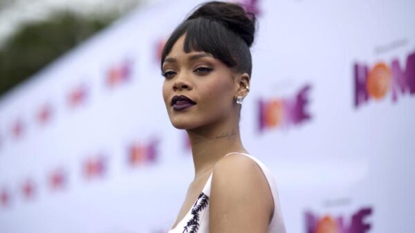 Ξέρει να… προκαλεί η Rihanna! Δείτε τί έκανε αυτή τη φορά.