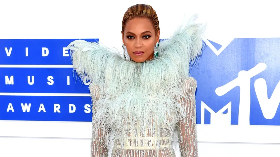 Η Beyoncé στο κόκκινο χαλί των MTV Video Music Awards.
