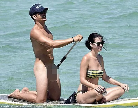 Ο Orlando Bloom και η Katy Perry σε paddleboard στη θάλασσα.