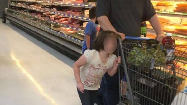 Viral: Έχουμε τρελαθεί τελείως… Πατέρας σέρνει από τα μαλλιά την κόρη του, στο σουπερ μάρκετ!
