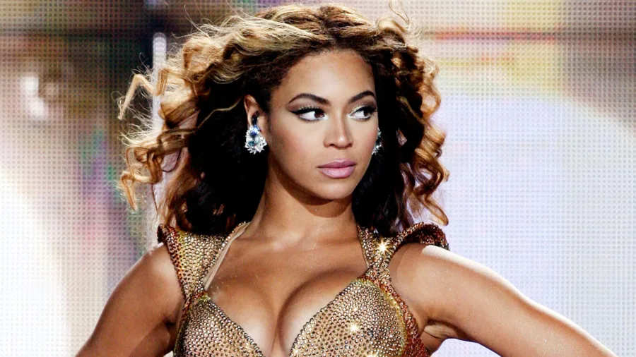 Η Beyonce στη σκηνή με αστραφτερό κορμάκι και σκουλαρίκια.