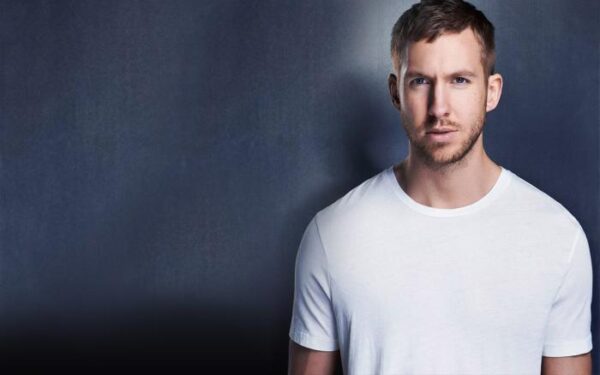 O Calvin Harris ποζάρει με το εσώρουχο και μάλλον ο χωρισμός του ταιριάζει πολύ.