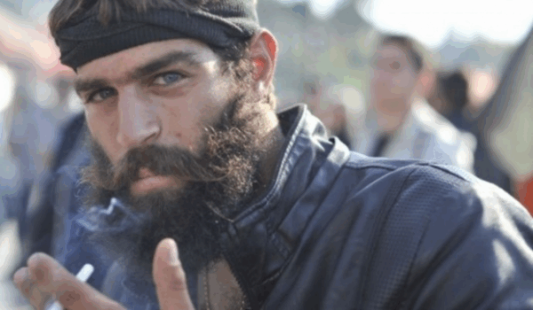 O σέξι κρητικός αγρότης ξαναχτυπά! Πρωταγωνιστεί σε Video Clip!