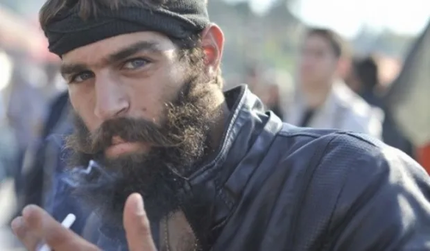 Ο Στάθης Στιβακτάκης με μαύρο κεφαλόδεσμο και δερμάτινο μπουφάν.