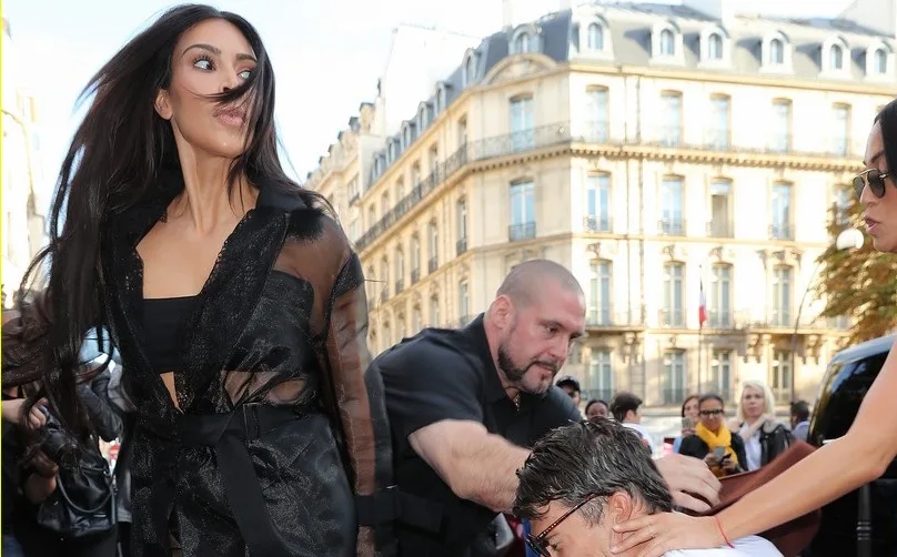 Ο Vitalii Sediuk επιχειρεί να φιλήσει τα οπίσθια της Kim Kardashian στο Παρίσι, πριν τον ακινητοποιήσουν οι σωματοφύλακες.