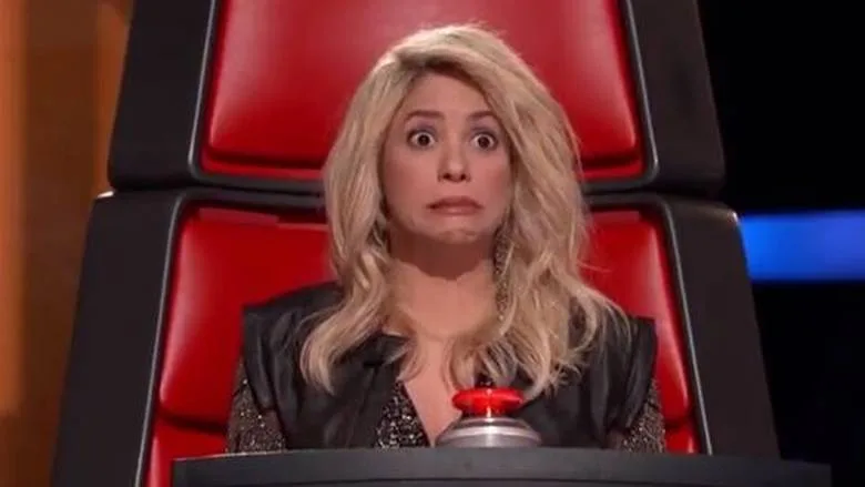 Η Shakira με έκπληκτη έκφραση στο The Voice