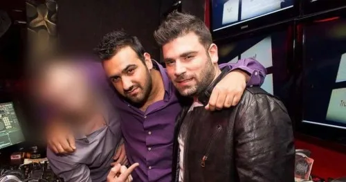 Ο DJ Mike με φίλο του σε νυχτερινό κέντρο