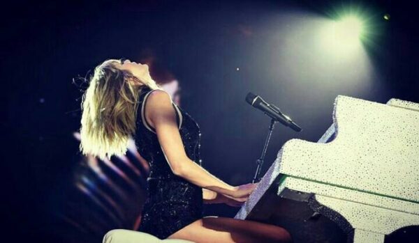 H Taylor Swift τραγούδησε Calvin Harris live! (Video)