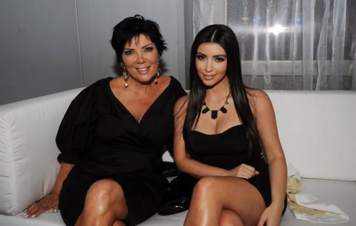 Η Kim Kardashian και η Kris Jenner σε λευκό καναπέ