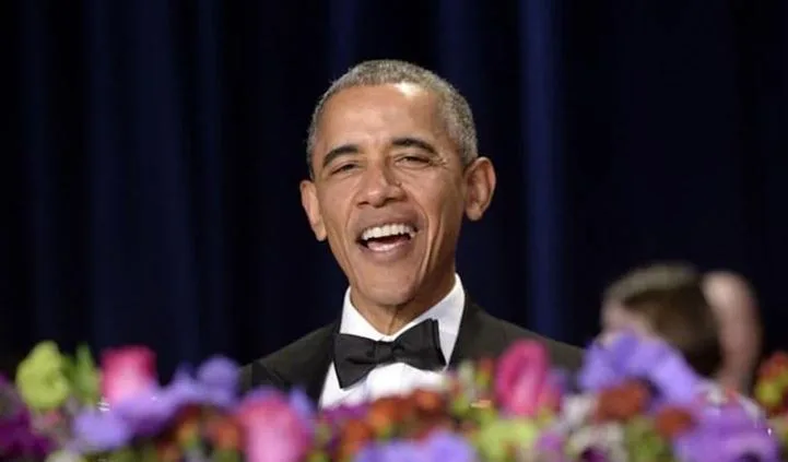 Ο Barack Obama χαμογελαστός με επίσημο ένδυμα.