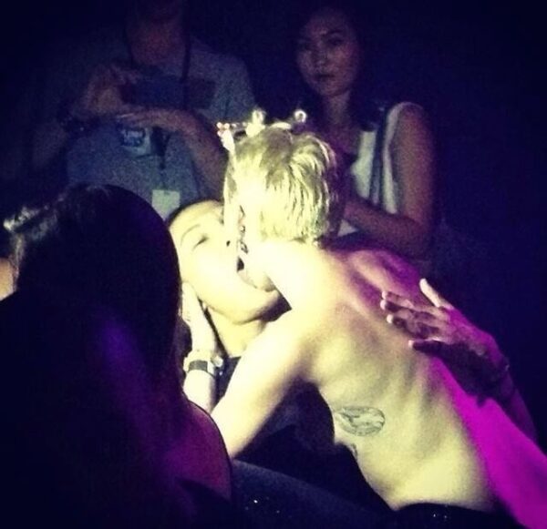 OMG: Αυτή η συναυλία της Miley Cyrus ήταν ένα live πορνό!
