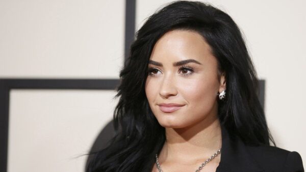 Η Demi Lovato σταματάει το τραγούδι!