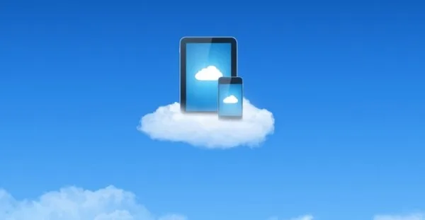 Ένα tablet και ένα smartphone πάνω σε ένα σύννεφο στον γαλάζιο ουρανό.