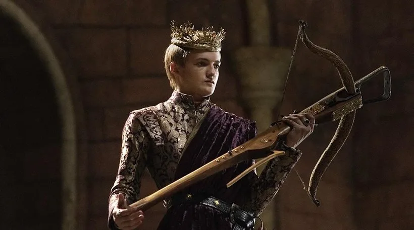 Ο Βασιλιάς Τζόφρι από το Game of Thrones κρατάει ένα σταυροβέλο.