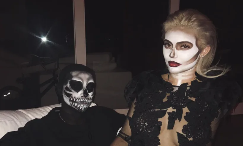 Η Kylie Jenner και ο Tyga με μακιγιάζ σκελετού για το Halloween.