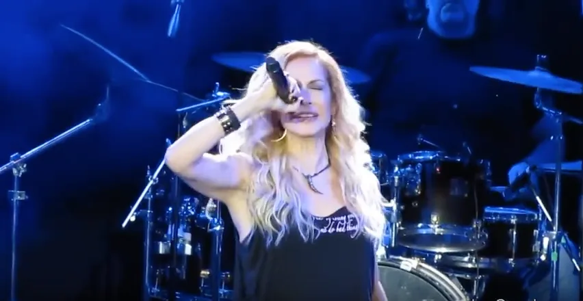 Η Anxhela Peristeri στη σκηνή του αλβανικού Your Face Sounds Familiar.