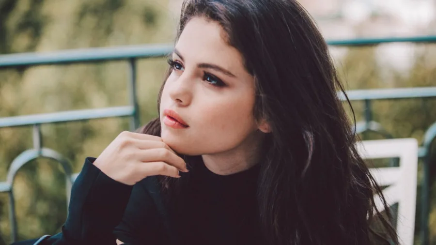 Η Selena Gomez σε κοντινό πλάνο με το χέρι στο πηγούνι