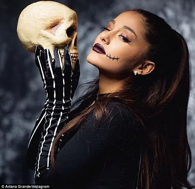 Η Ariana Grande με Halloween μακιγιάζ κρατάει ένα κρανίο.