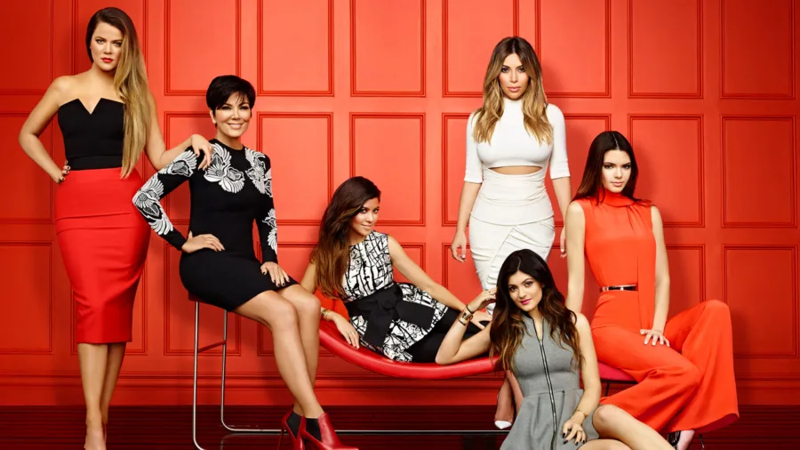 Οι Kendall Jenner, Kourtney Kardashian και Kylie Jenner σε ομαδική φωτογράφιση με την οικογένειά τους.