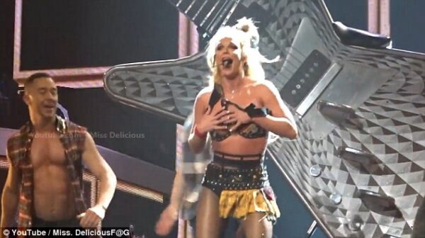 Λύθηκε το σουτιέν της Britney Spears on stage!
