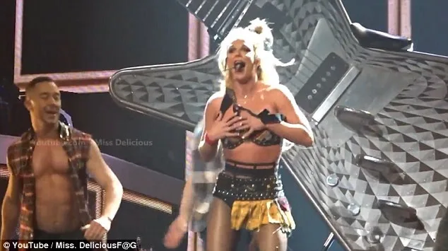 Η Britney Spears στη σκηνή με πρόβλημα στο κοστούμι της.