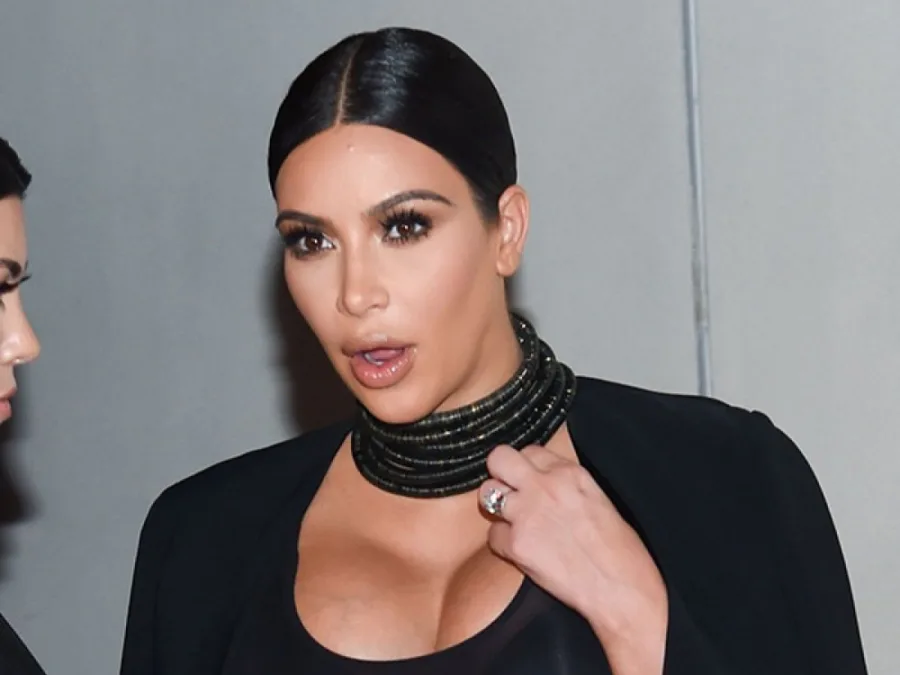 Η Kim Kardashian με μαύρο ρούχο και εντυπωσιακό κολιέ